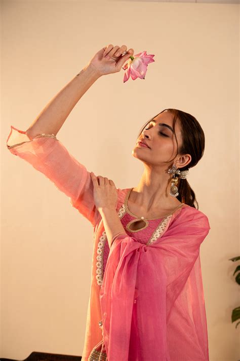 Eisha Singh in Nargis Pink Suit Set – Sitarah