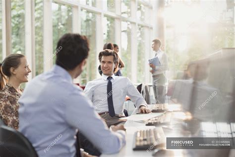 Business People Talking 的图像结果