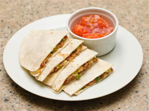 How do you make a quesadilla in a quesadilla maker?