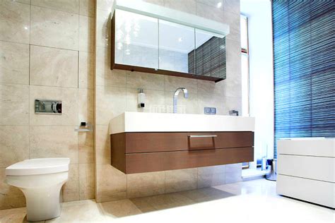 太空铝的浴室柜和多层板的浴室柜选哪个，卫生间只有一个浴帘，没有做严格的干湿分离。？ - 知乎