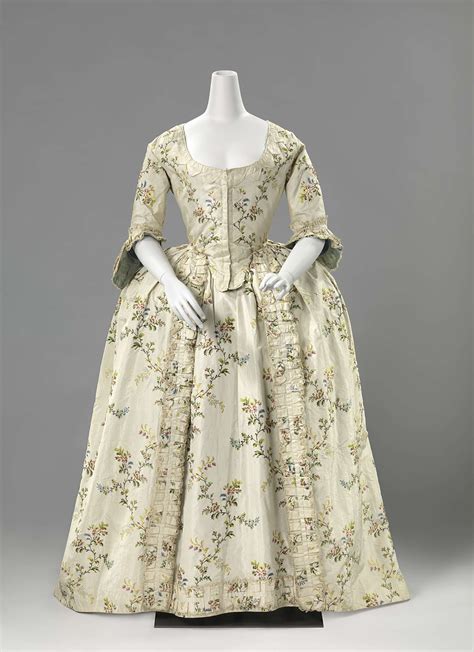 Trouwjurk van gebloemde zijde, anoniem, ca. 1760 - Rijksmuseum | 18th ...