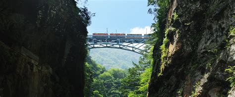 Kurobe Gorge Railway eröffnet die Strecke entlang des Kurobegawa-Flusses