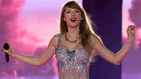 Taylor Swift Wore a Second Sparkly Dress at the MTV EMAs 2022 — See ...