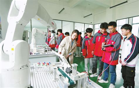 信阳日报-图片-罗山县中等职业学校进行智能制造工业机器人实训