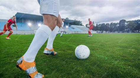 Un campo de fútbol con un jugador en el campo. | Foto Premium