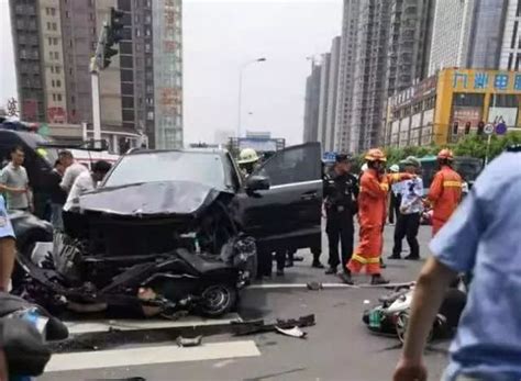 豪车市区飙车出车祸 司机当场被弹飞_新浪海南资讯_新浪海南