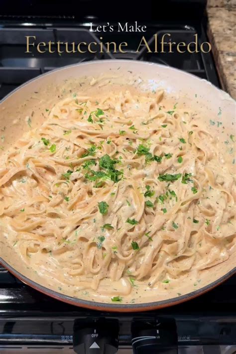 Garlic Fettuccine Alfredo [Video] | Alfredo recipe, Fettuccine alfredo ...