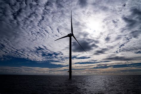 Trump Administration Halts Building of Giant Wind Farm Off N.Y. Coast ...