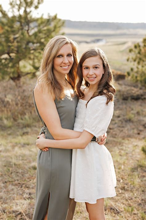 Mom and Daughter Photo Idea | Mother daughter poses, Mom daughter photos, Daughter photo ideas