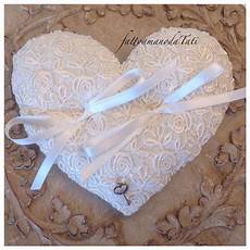 cuscino per le fedi cuscino per le fedi a forma di cuore in lino bianco con cuscino per le fedi cuscino per le fedi a forma di cuore in lino bianco con