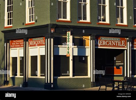 Small Store Building 的图像结果