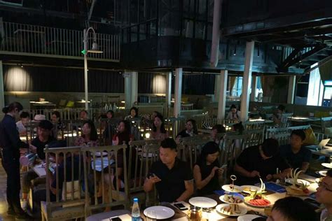 这可能是郑州最“正经”的酒吧——CC便利酒吧_金水