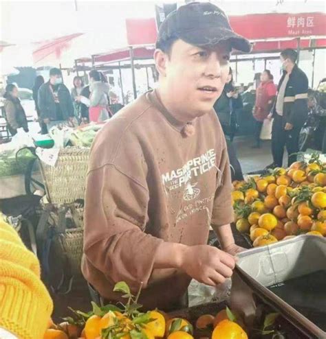 大学生“卖橘哥”直播助乡亲-中国好故事