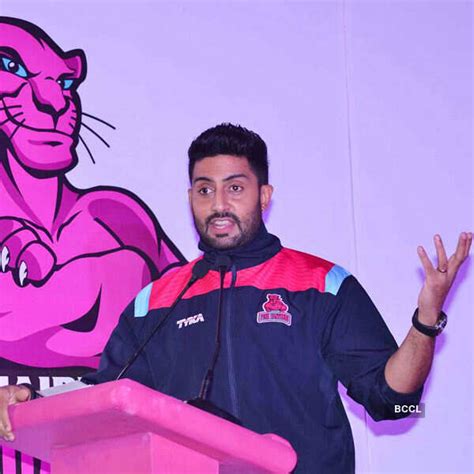 Abhishek Bachchan poses with Jaipur Pink Panthers players