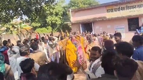 MP News: Farmers Continue To Reel Under Fertiliser Shortage; Spotted ...