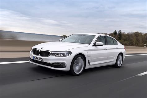 EV Wireless Charging Goes OEM With BMW 530e iPerformance - autoevolution