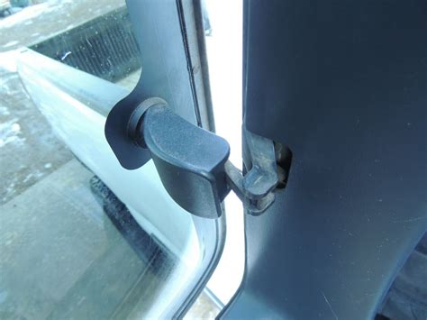 99- 2006 Chevy Silverado REAR SIDE GLASS WINDOW VENT LATCH 12474945 ...