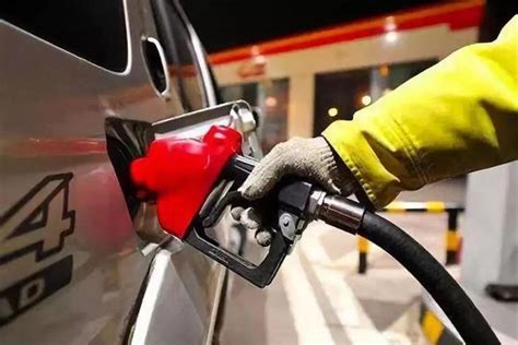 国内成品油价“八连涨”，加满一箱92号油多花约10元-新浪汽车