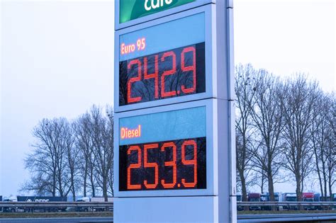 Dieselprijs behaalt recordniveau, nu veel duurder dan benzine ...