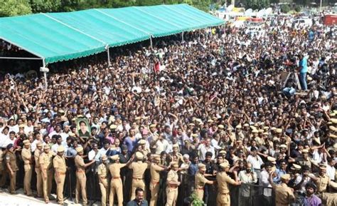 People pay their last respects to Jayalalithaa at Rajaji Hall - Photos ...