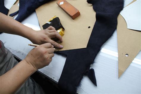 新区巧手裁缝缝出奥运战袍，生产过程全部使用手工裁剪-青岛西海岸新闻网