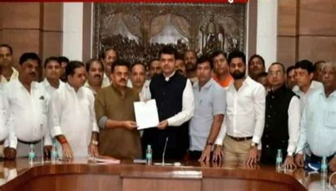 संजय निरुपम मुख्यमंत्र्यांच्या भेटीला, चर्चेला उधाण! | Mumbai Congress ...