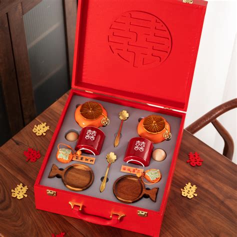 订婚要些什么礼物最新素材