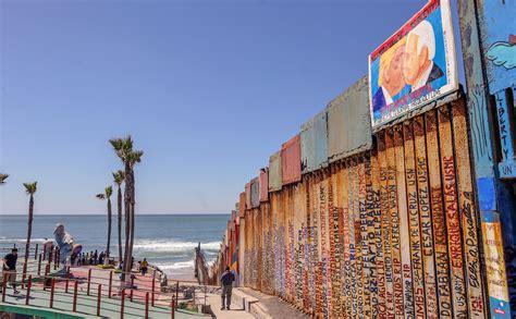 Protest painting on US-Mexico border shows Biden, Trump kissing - EFE