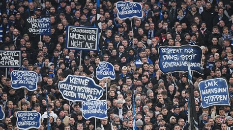 Gegen Polizeigewalt und für die Fußballkultur: Fans des VfB Stuttgart ...