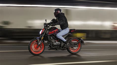 ¡Chavales! Aquí tenéis la naked de 125 centímetros cúbicos más cañera ...