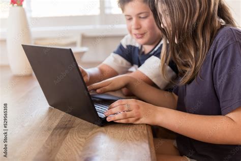 Student Using Computer Phot 的图像结果