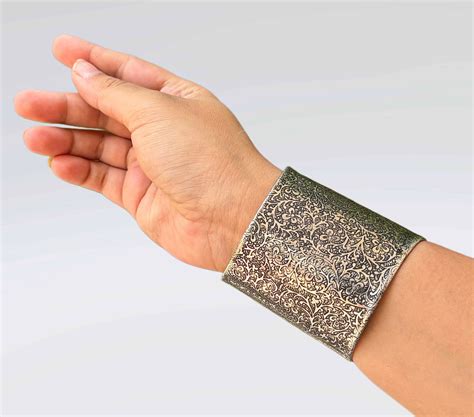 NYRA HANDCUFF (SILVER) – UnfoldSelf