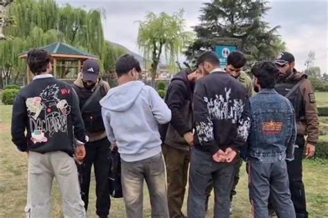 गांदरबल पुलिस ने कमरियां पार्क में अचानक मारा छापा, पकड़े विद्यार्थी ...