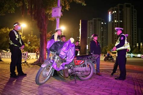 柳州“鬼火少年”深夜炸街，旁边还有人“呐喊助威”，交警：查！_腾讯新闻