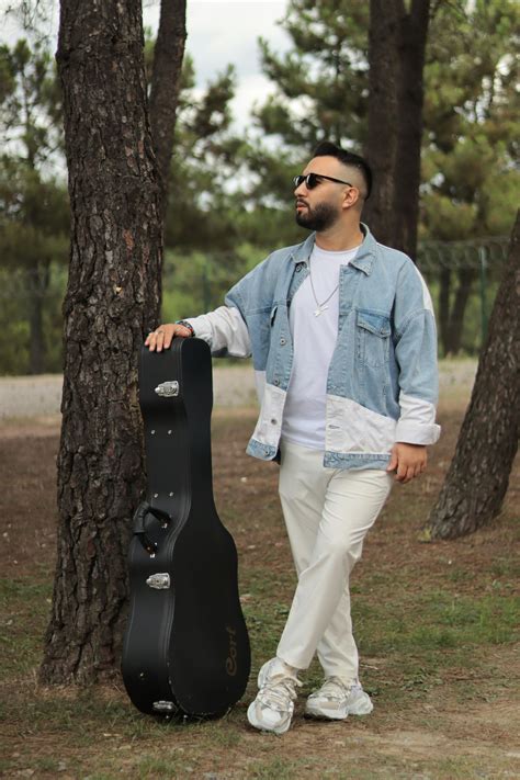 People Looking Standing 的图像结果