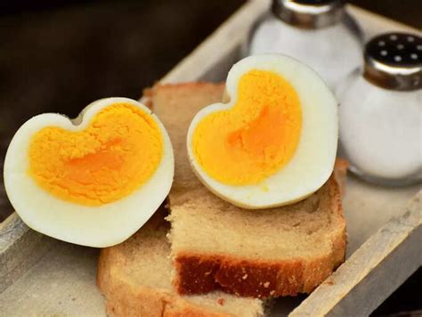 What happens when you eat only egg whites and discard the yolk | The ...
