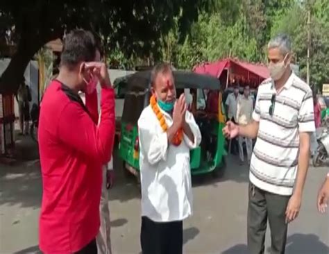 Vadodra: COVID-19 rule enforcement teams clap, garland violators