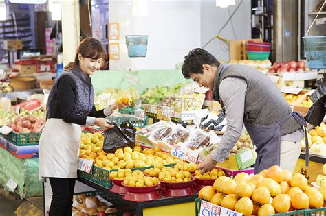 律师在菜市场亲民购物买菜买水果高清图片下载-正版图片502150418-摄图网