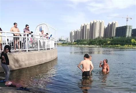 邢台123：年年出事年年游，每逢夏季七里河就成了游泳爱好者们的天堂