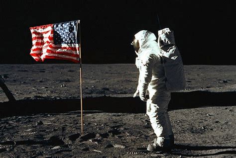 谁是人类历史上第一位登上月球的人_百度知道