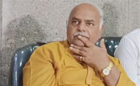 Protesting Sugarcane Farmers Throw Slippers At Karnataka Minister's Car