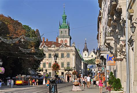 Площадь Рынок во Львове - средневековый ансамбль города, фото