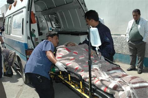图文：救护人员将震灾伤者送上救护车_新闻中心_新浪网