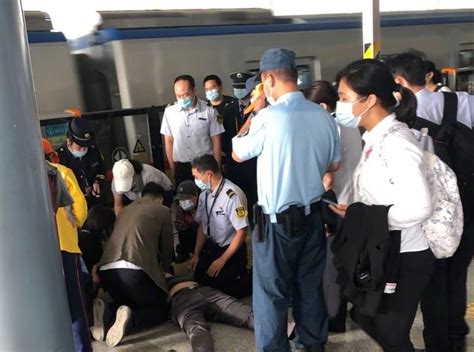 北京地铁内一中年男子突然晕倒 警方：抢救无效不幸离世