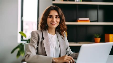 Business Woman On Computer 的图像结果