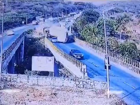 दहलाने वाला Video: फ्लाईओवर पर भयानक एक्सीडेंट, एक के बाद एक टकराई कई ...