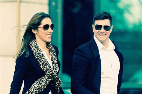 Business People Walking with Sun Glare 的图像结果