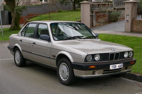 1990_BMW_318i_(E30)_4-door_sedan_(2015-07-09)_01 | BM Cars