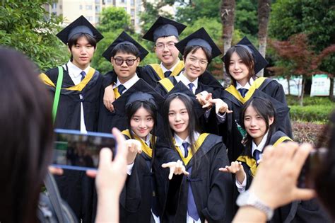 重庆枫叶国际学校举行2023届毕业典礼 - 上游新闻·汇聚向上的力量