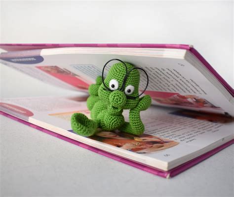 Häkelanleitung „Der kleine Bücherwurm„